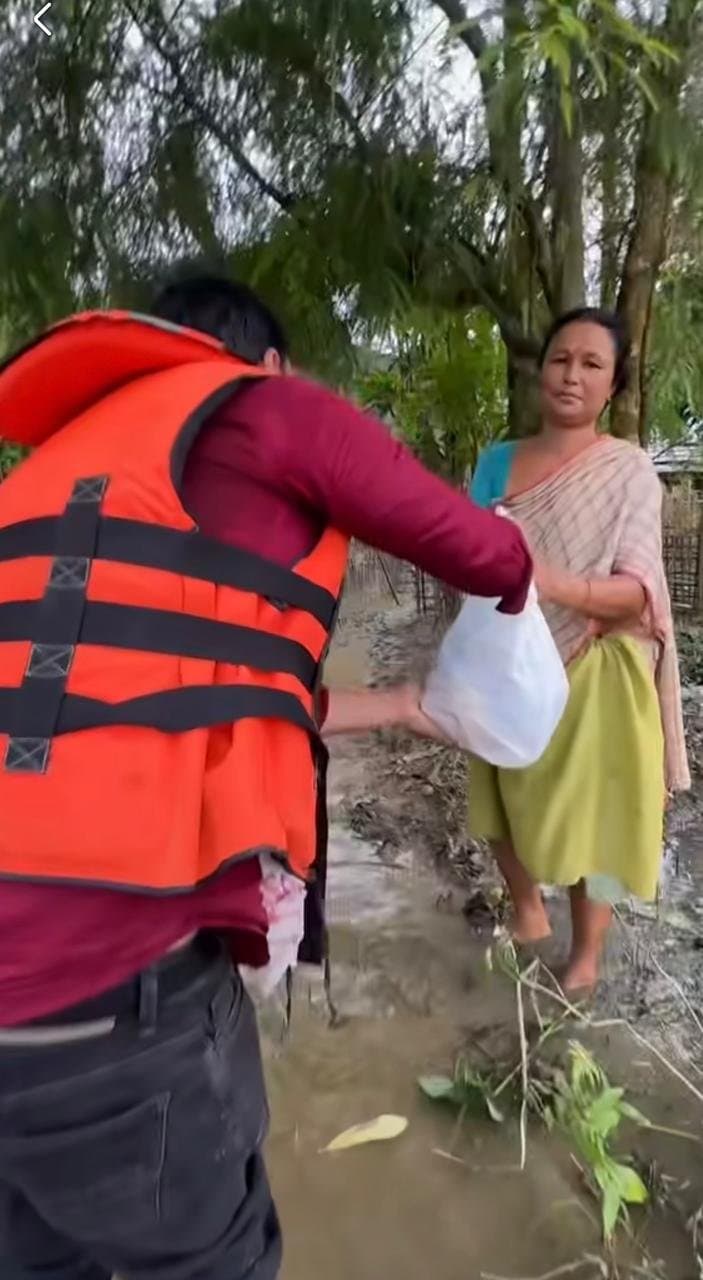 असम बाढ़ राहत का वितरण